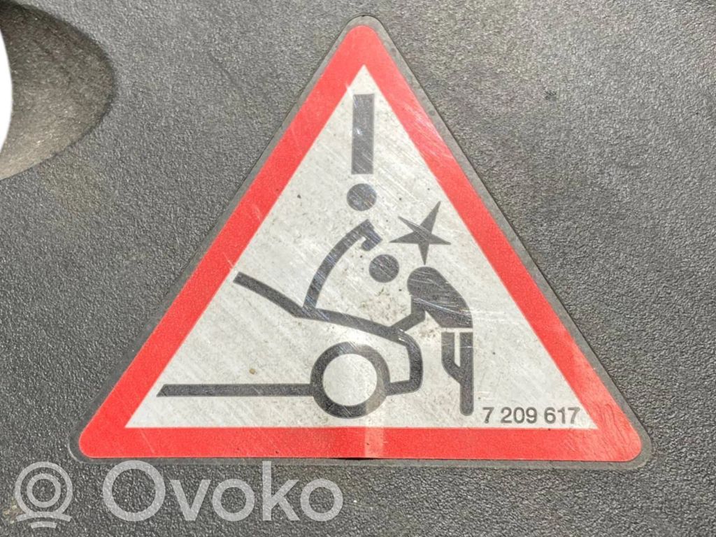 Dzinēja pārsega slēdzenes dekoratīvā apdare