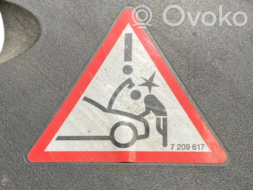 Dzinēja pārsega slēdzenes dekoratīvā apdare