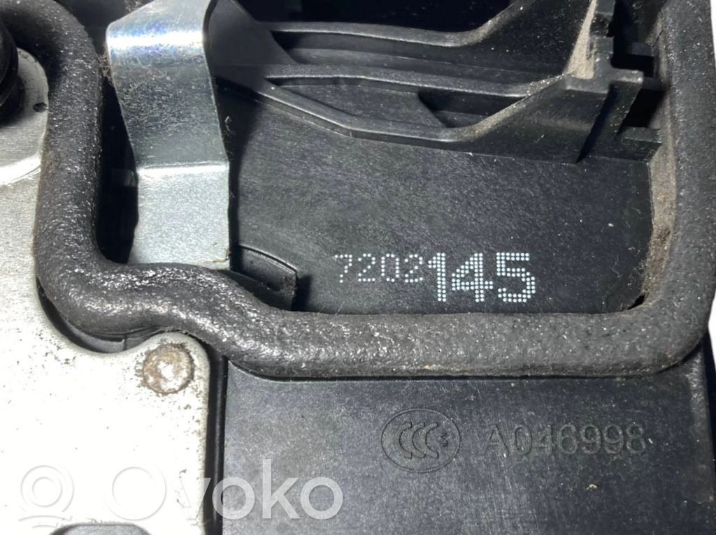 Priekšpusē slēdzene