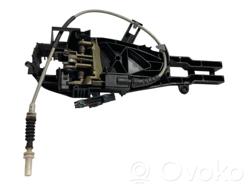 Priekšpusē turētājs / kronšteins ārējam atvēršanas rokturim