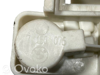 Aizmugures spuldzes vāka turētājs