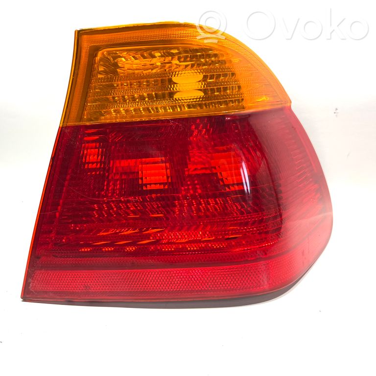 Aizmugurējais lukturis virsbūvē