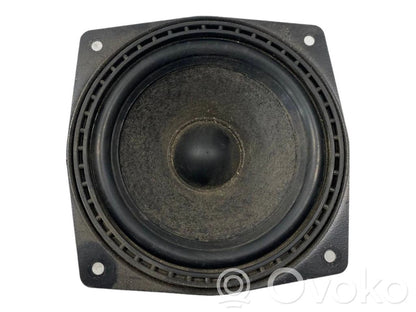 Skaļrunis (-i) aizmugurējā palodzē