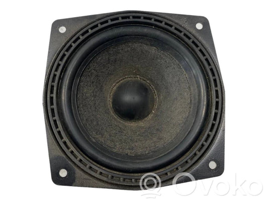 Skaļrunis (-i) aizmugurējā palodzē