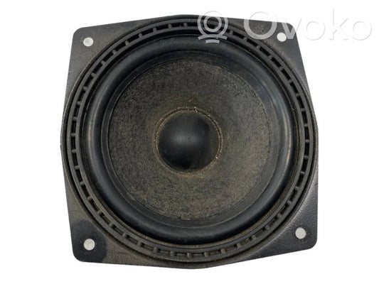 Skaļrunis (-i) aizmugurējā palodzē