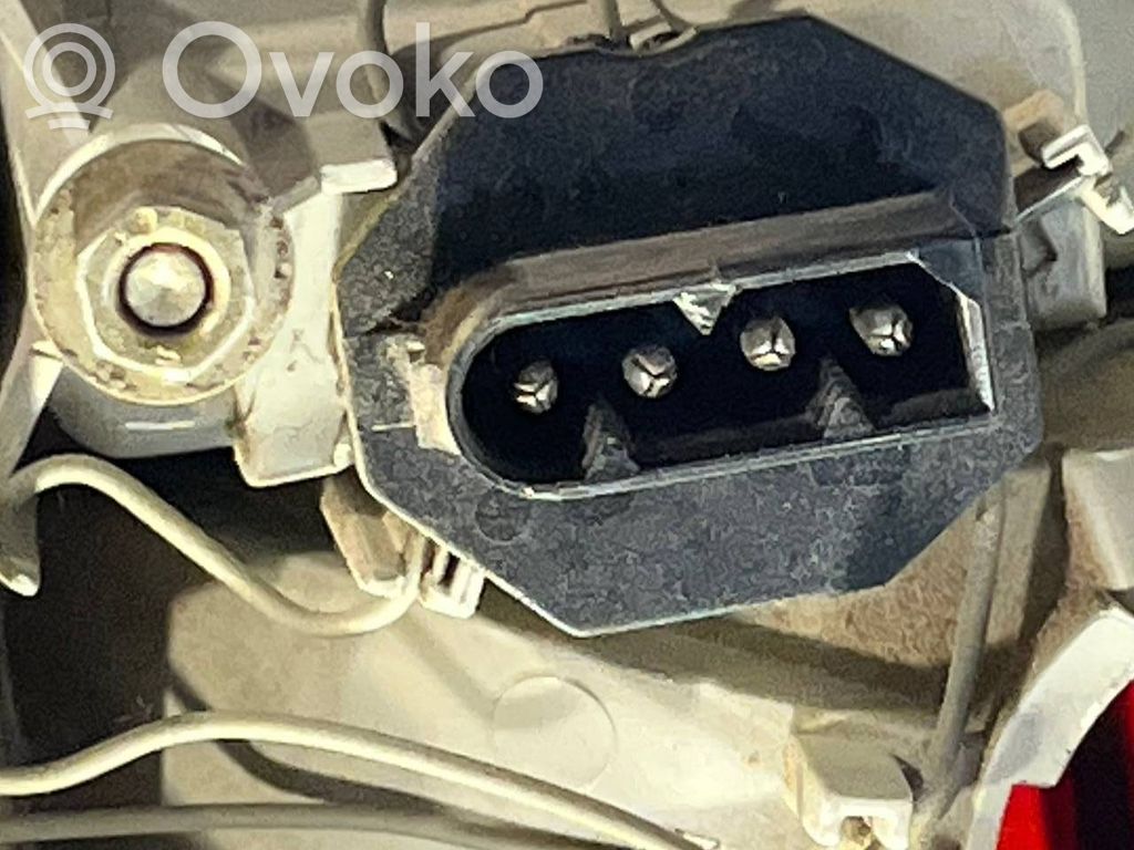 Aizmugurējais lukturis virsbūvē