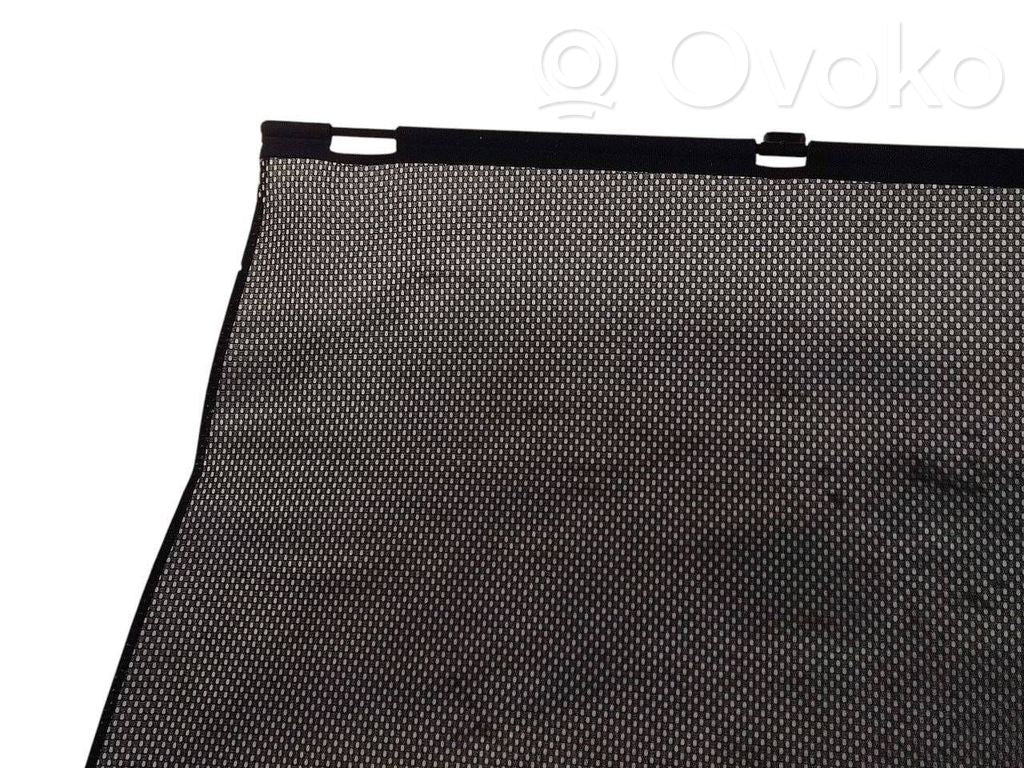 Aizmugurē logu aizkars