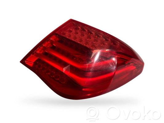 Aizmugurējais lukturis virsbūvē