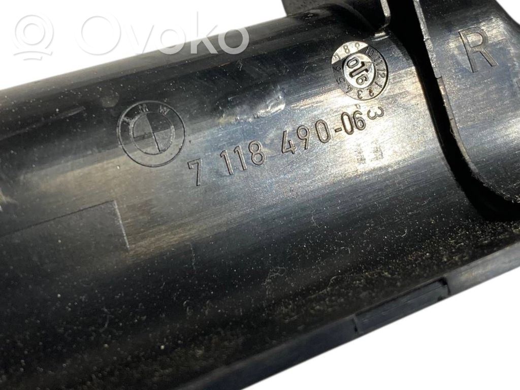 Priekšējā pasažiera sēdekļa sliedītes dekoratīvā apdare