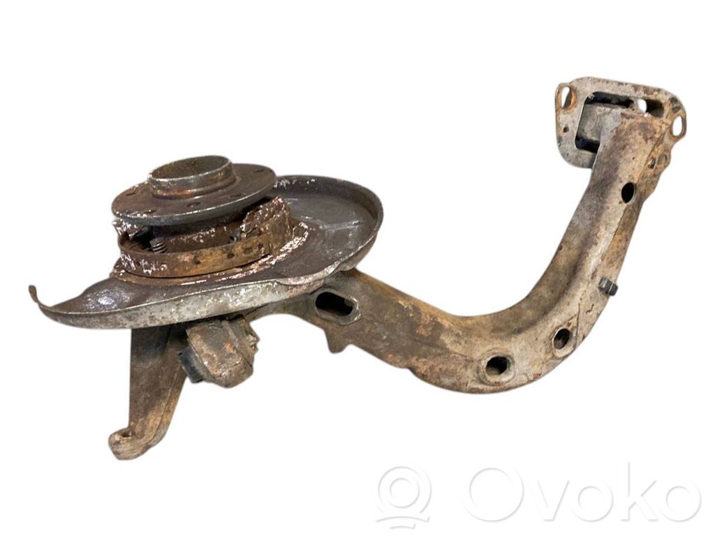 Aizmugurē riteņa rumbas vārpstas šarnīrs (stupica, capfa)