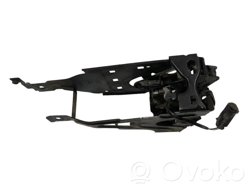 Dzinēja pārsega slēdzene