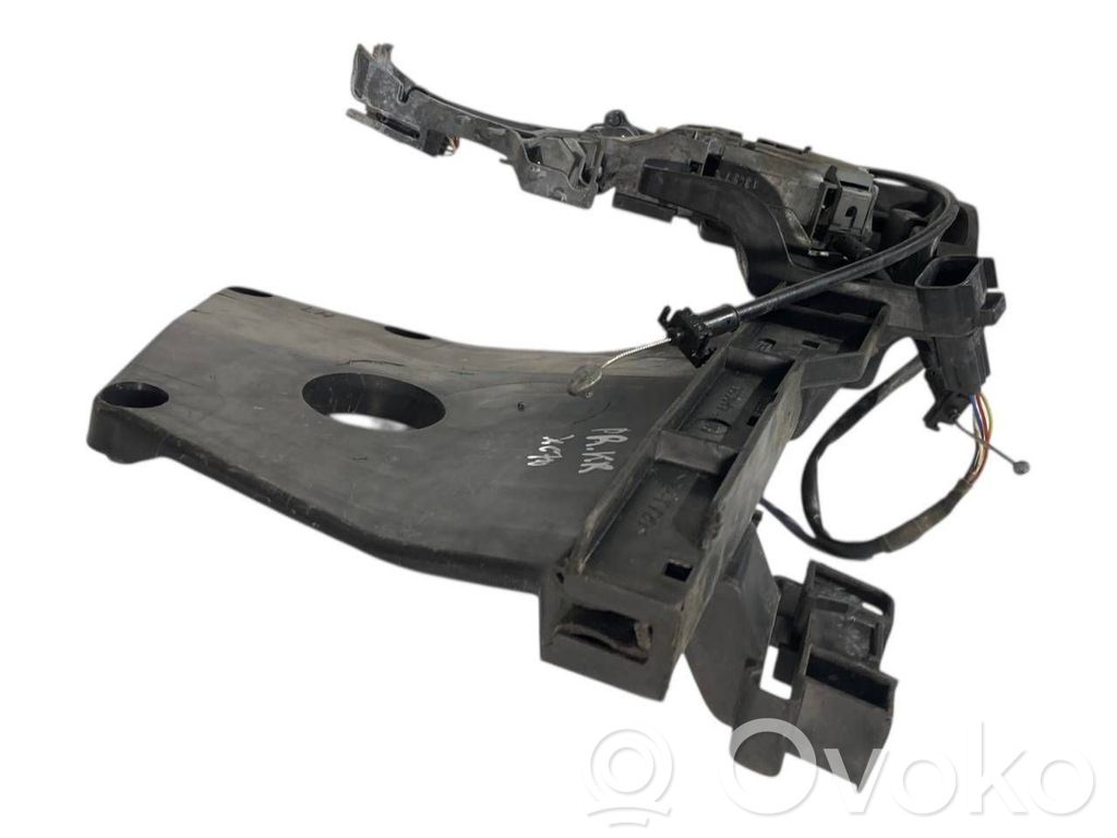 Priekšpusē turētājs / kronšteins ārējam atvēršanas rokturim