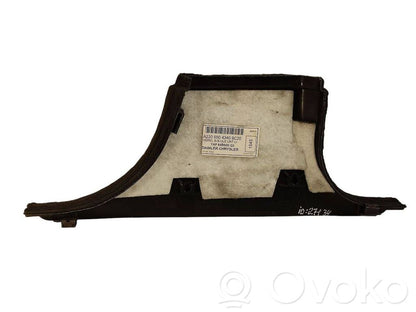 (B) statņa dekoratīvā apdare (apakšdaļa)