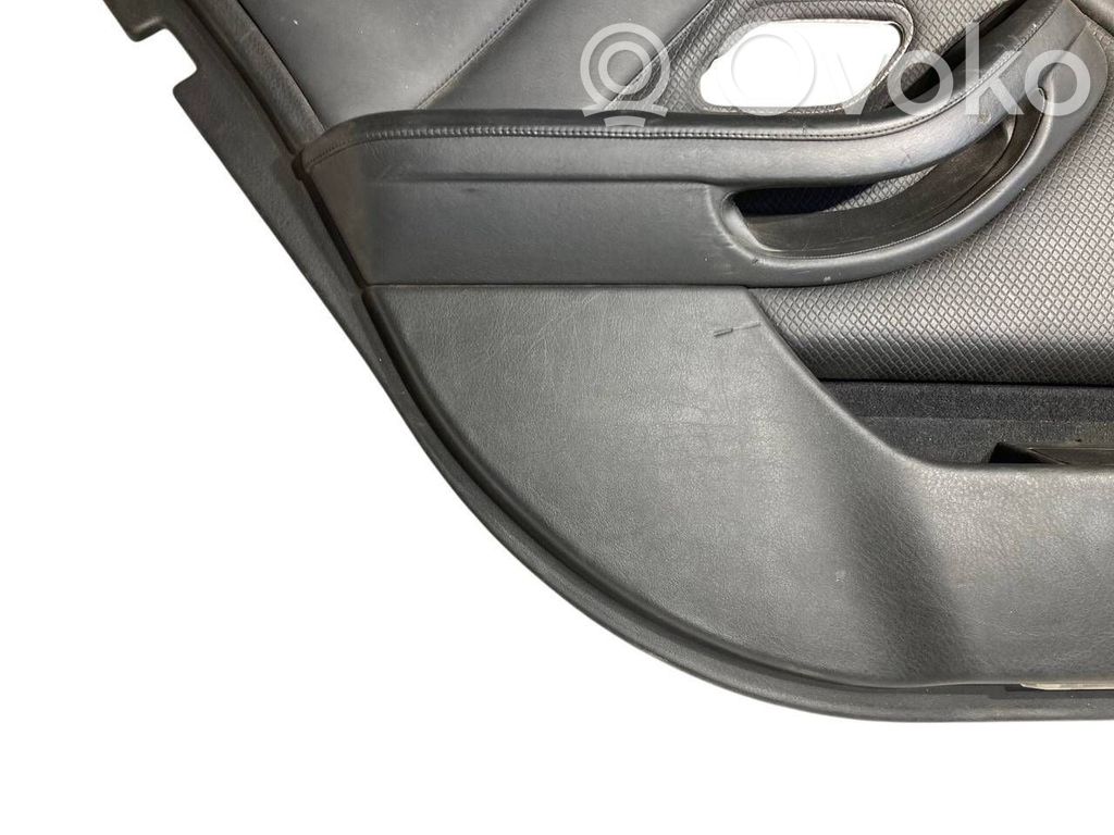 Apšuvums aizmugurējām durvīm