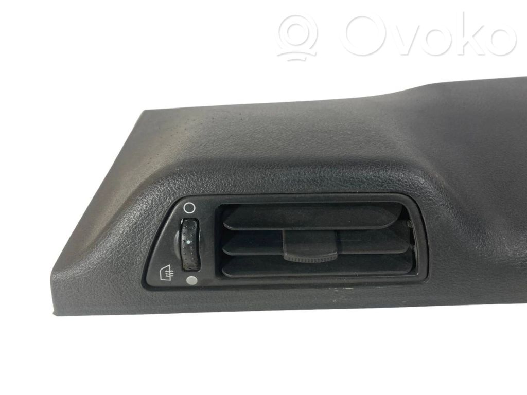 (B) statņa dekoratīvā apdare (apakšdaļa)