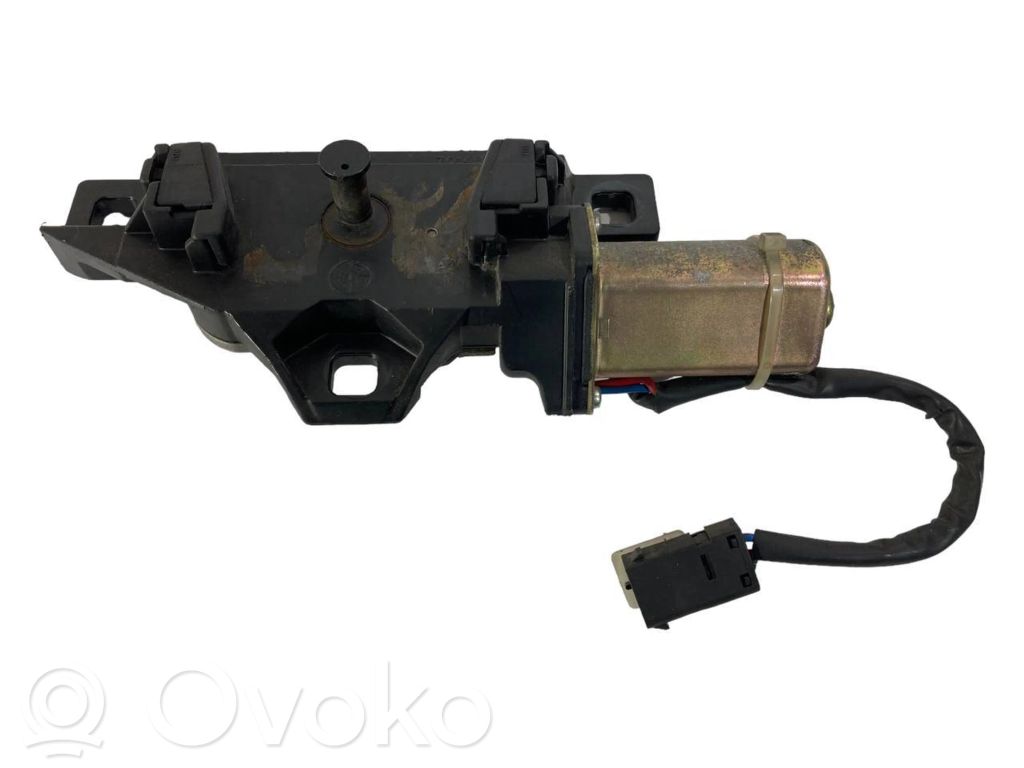 Aizmugurējā pārsega pievilcējs