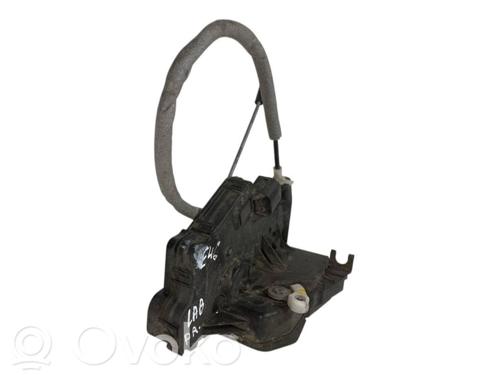 Priekšpusē slēdzene