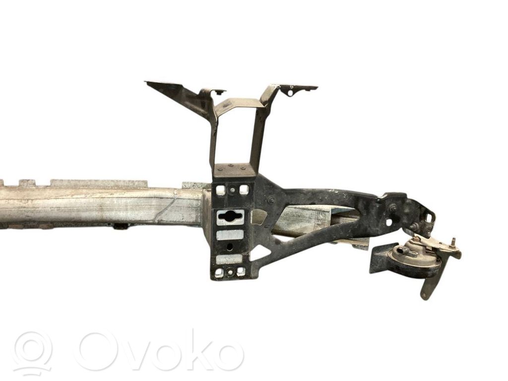 Priekšpusē bampera sija / balka