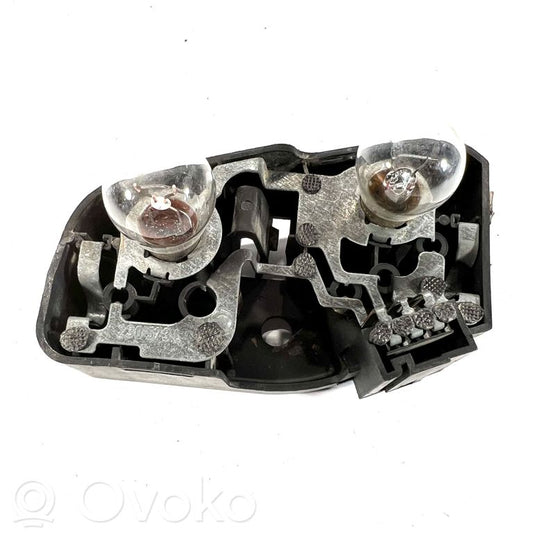 Aizmugures spuldzes vāka turētājs