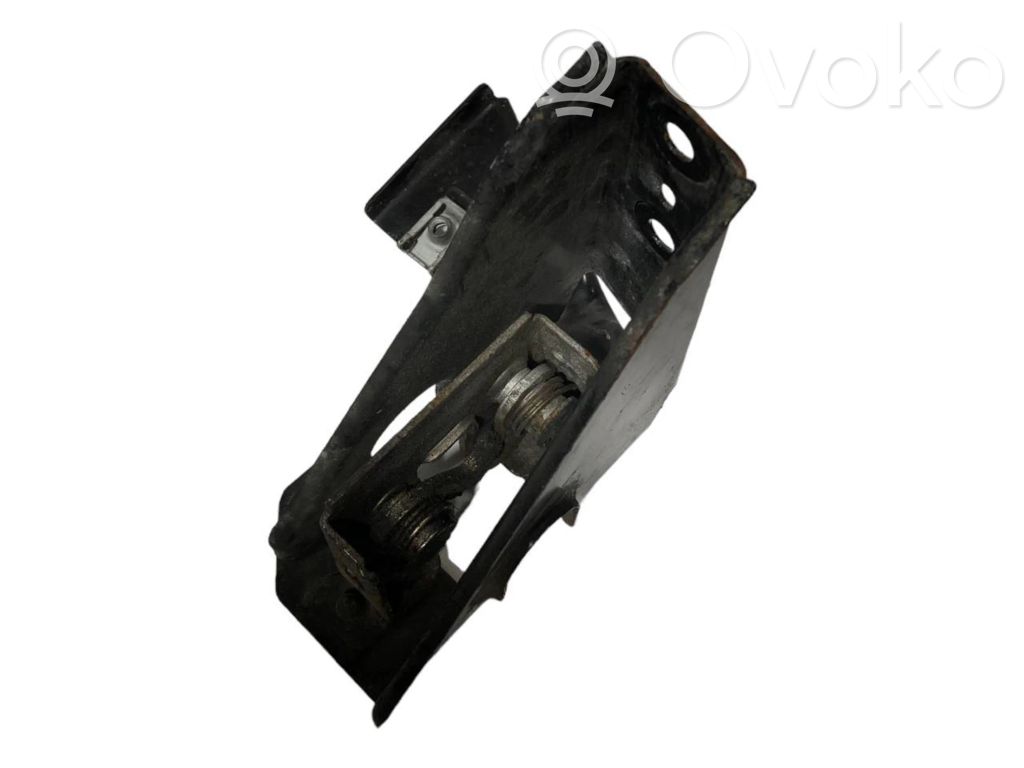 Dzinēja pārsega slēdzene