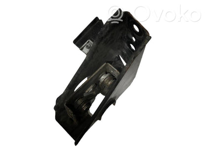 Dzinēja pārsega slēdzene