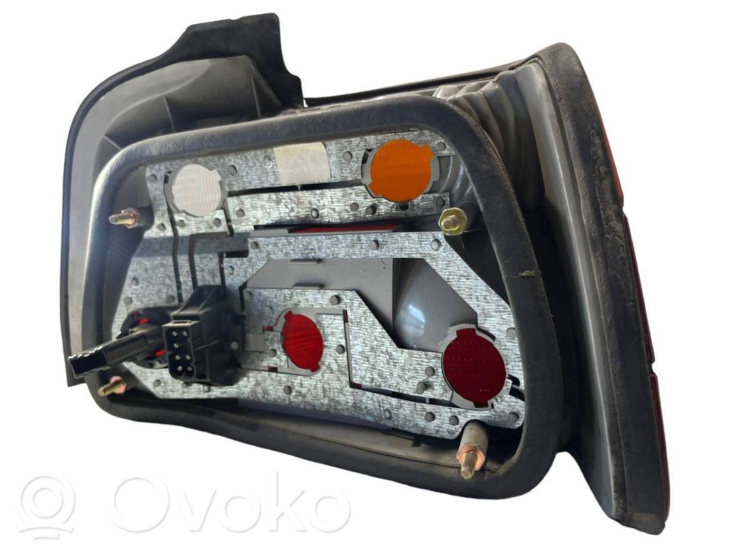 Aizmugurējais lukturis virsbūvē