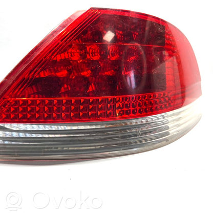 Aizmugurējais lukturis virsbūvē