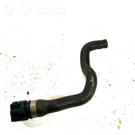 Caurulīte (-es) / šļūtene (-es)