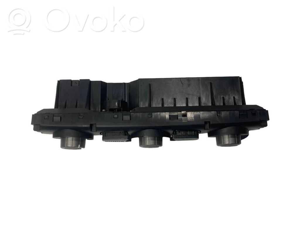 Gaisa kondicioniera / klimata kontroles / salona apsildes vadības bloks (salonā)