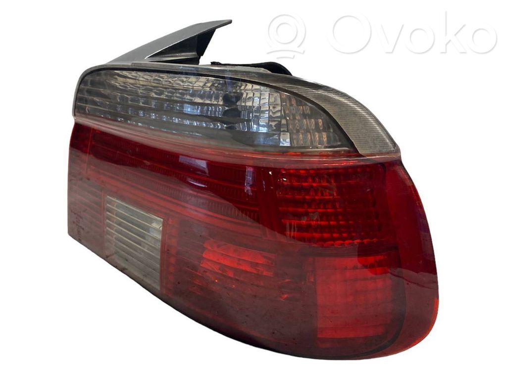 Aizmugurējais lukturis virsbūvē