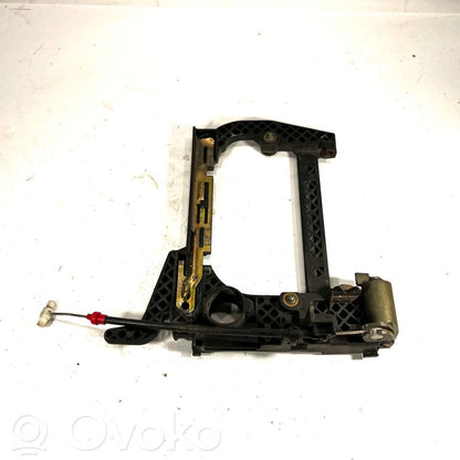 Priekšpusē turētājs / kronšteins ārējam atvēršanas rokturim