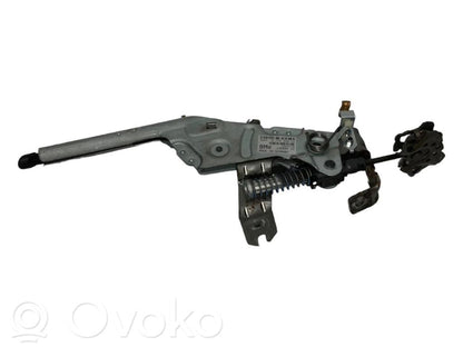 Rokas bremzes mehānisms (salonā)