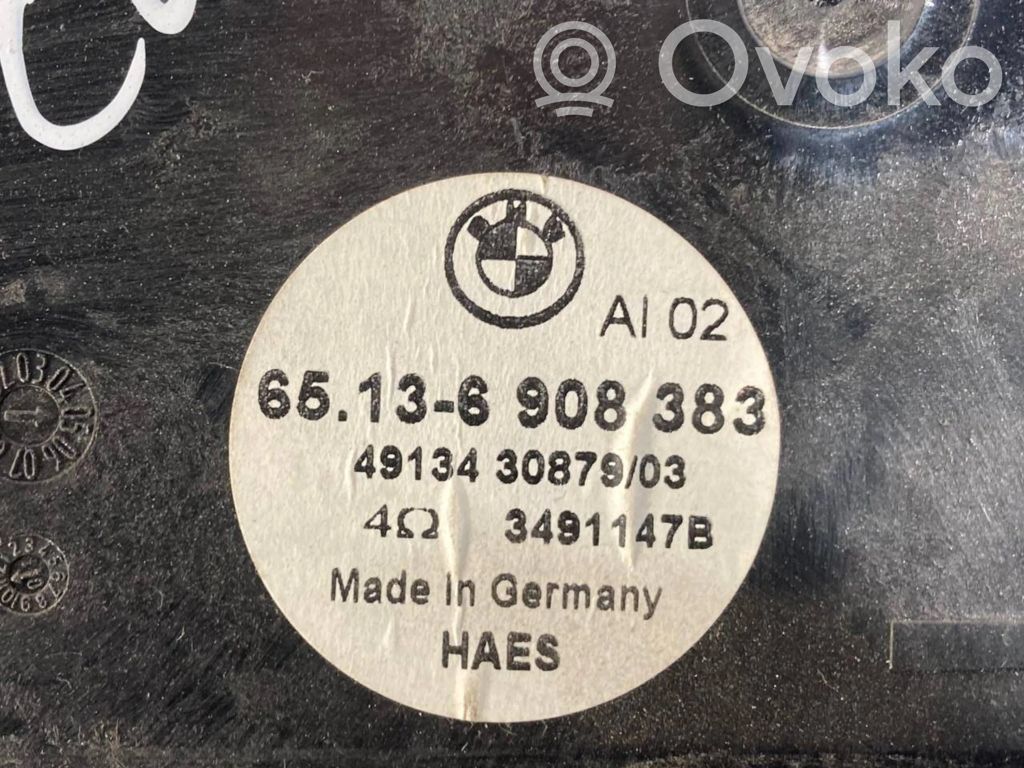 Skaļrunis (-i) aizmugurējā palodzē