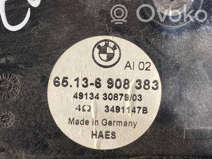 Skaļrunis (-i) aizmugurējā palodzē