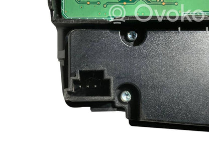 Radio / CD/DVD atskaņotājs / navigācija