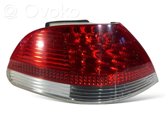 Задний фонарь в кузове