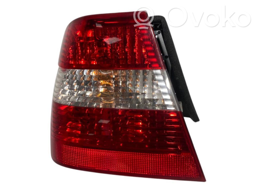 Aizmugurējais lukturis virsbūvē