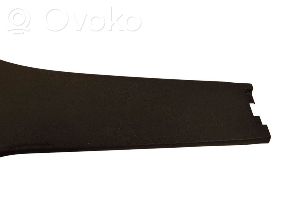 (B) statņa dekoratīvā apdare (apakšdaļa)