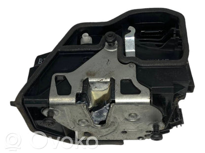 Priekšpusē slēdzene