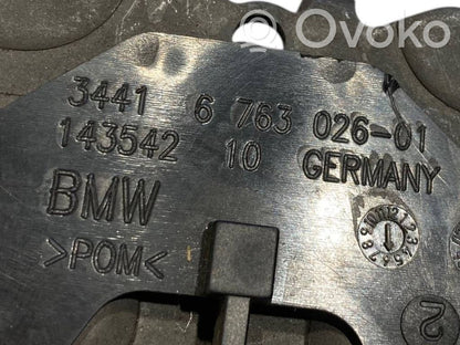 Rokas bremzes mehānisms (salonā)