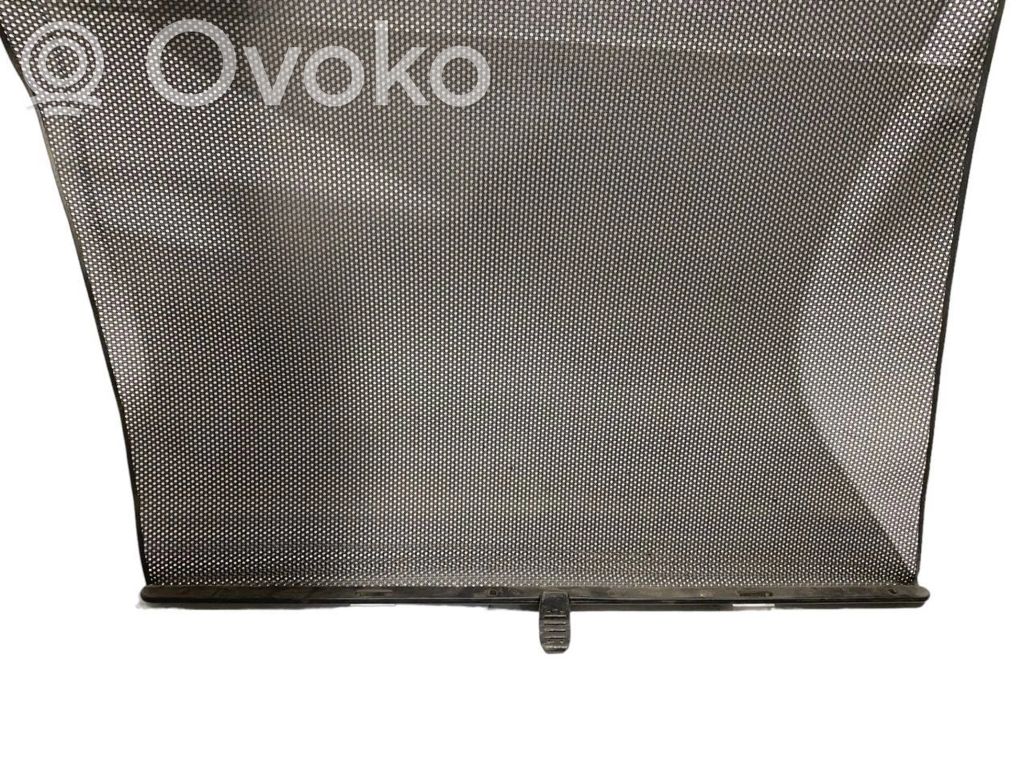 Aizmugurē logu aizkars