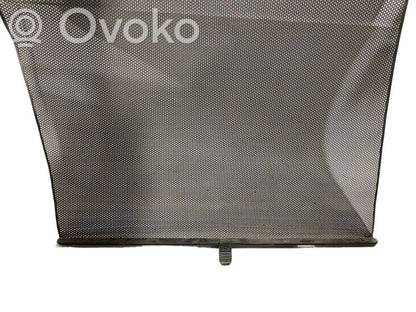 Aizmugurē logu aizkars