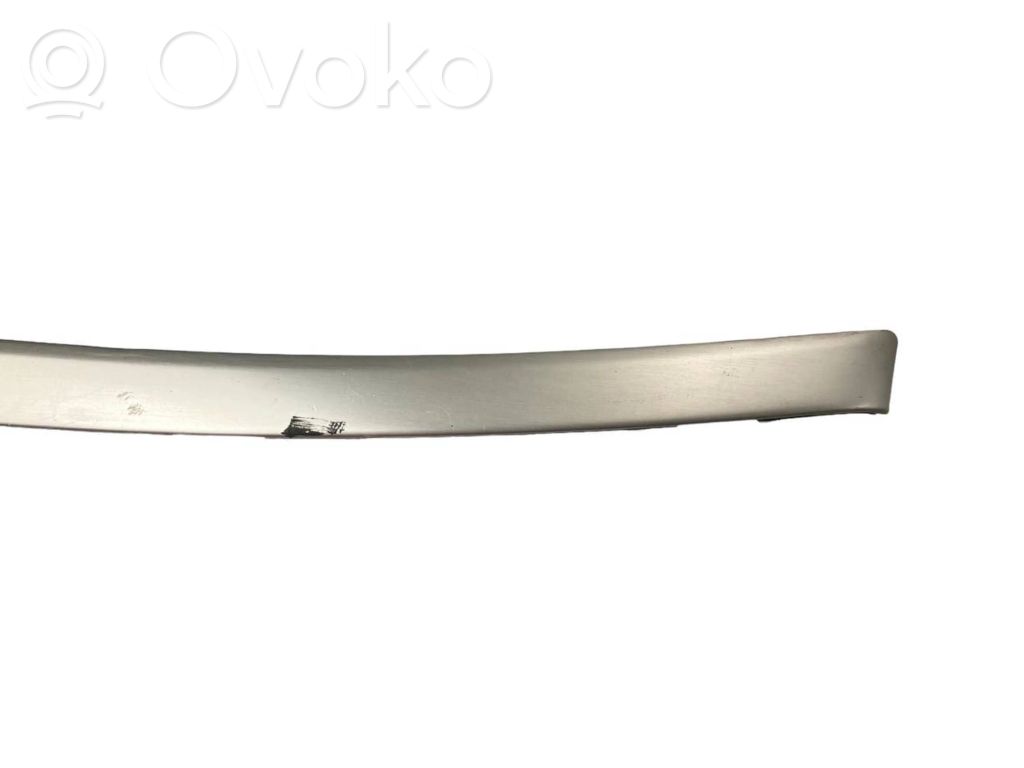 Priekšpusē dekoratīvās apdares lenta