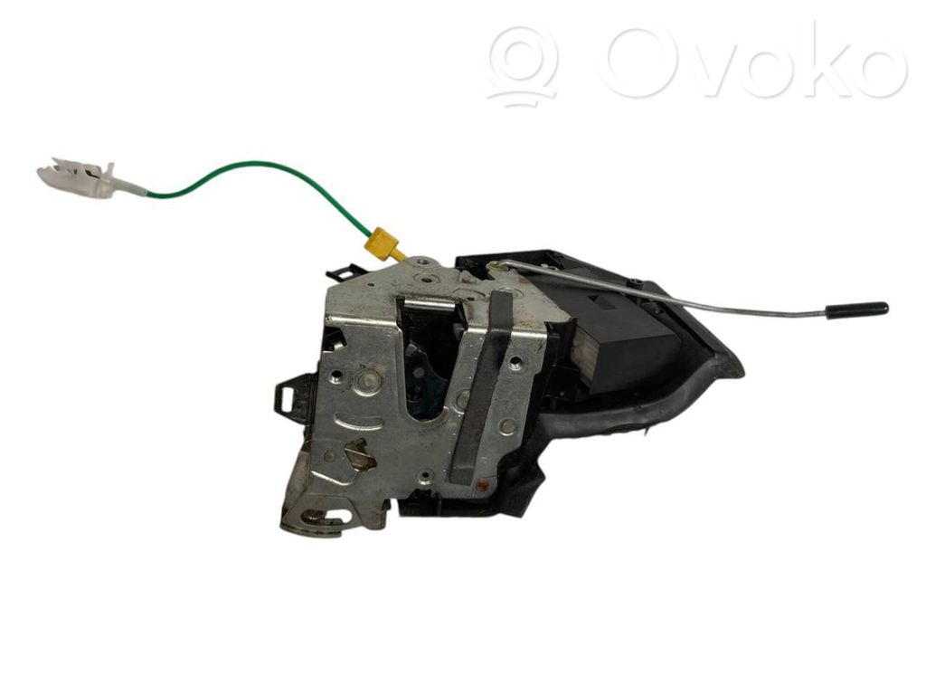 Priekšpusē slēdzene