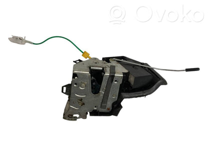 Priekšpusē slēdzene