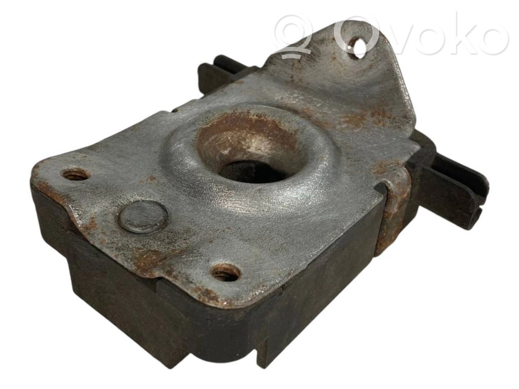 Dzinēja pārsega slēdzene