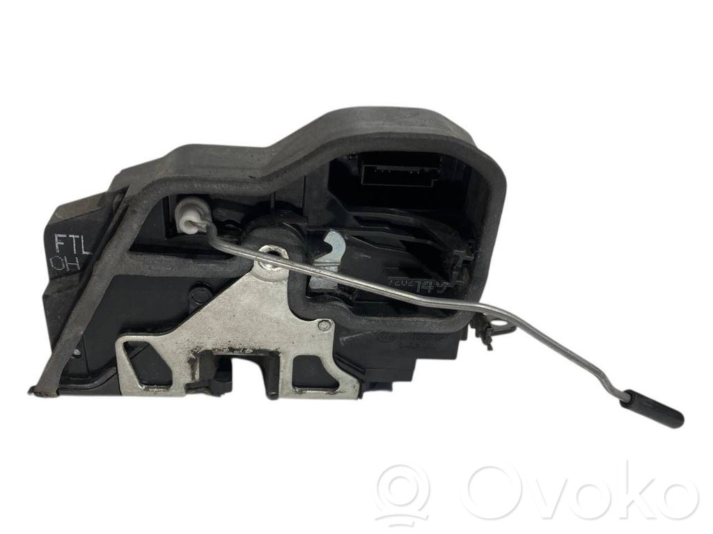 Priekšpusē slēdzene