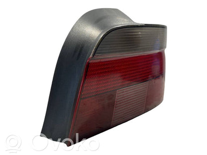 Aizmugurējais lukturis virsbūvē