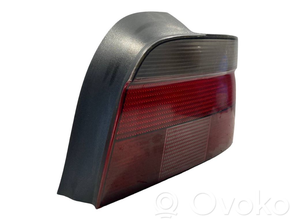 Aizmugurējais lukturis virsbūvē