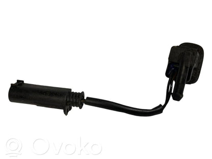 Mazgāšanas šķidruma smidzinātājs (-i) priekšējam logam